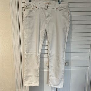 White boyfriend Levi’s jeans